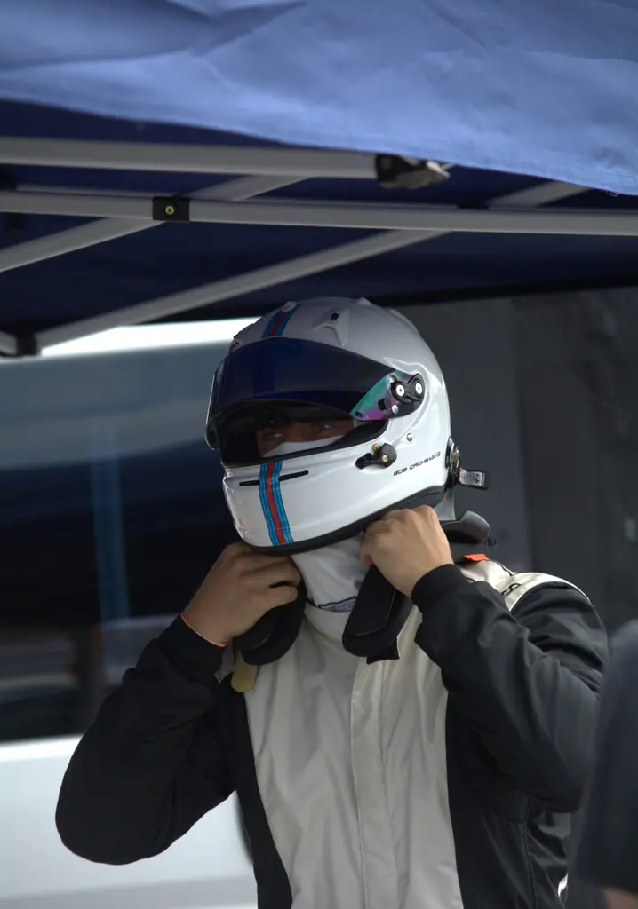 Race-instructeur Bob Crombag van Race Motion met helm