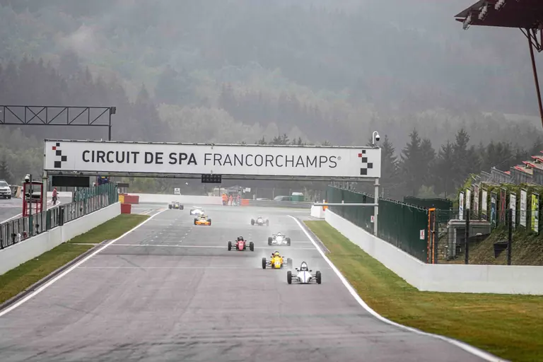 Formule Ford 1600 van Race Motion op het rechte stuk van Spa-Francorchamps