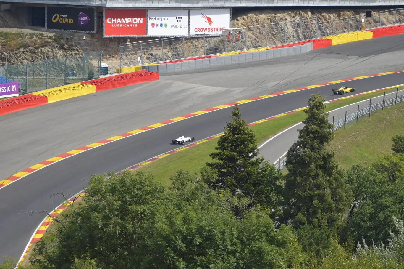 Formule Ford 1600 in de Eau Rouge op het circuit van Spa-Francorchamps
